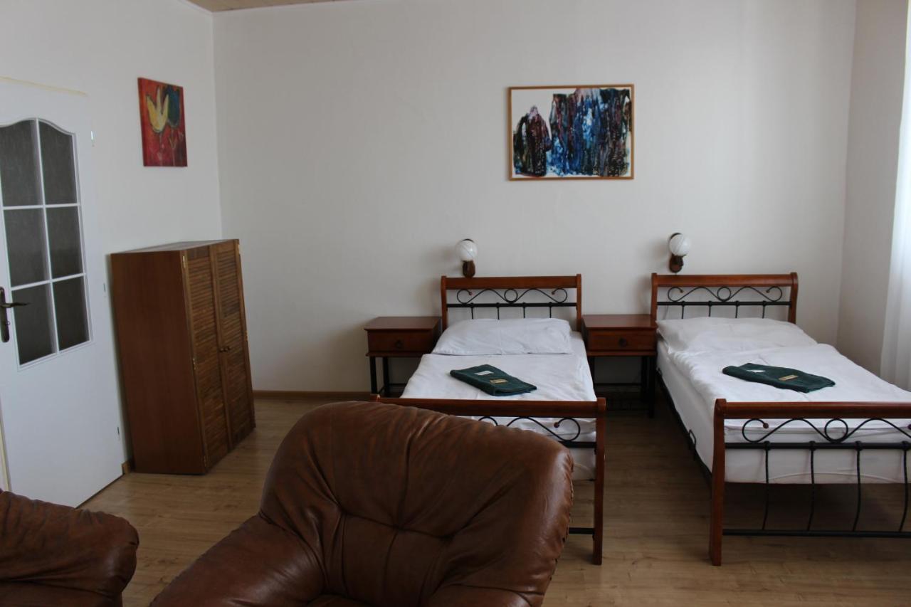 Hotel Cerny Kun Louny Exterior foto