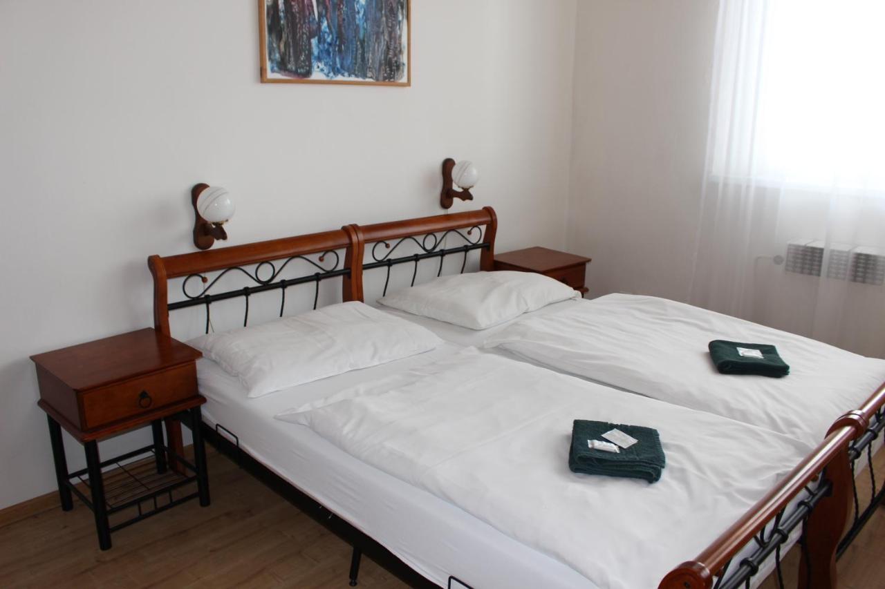 Hotel Cerny Kun Louny Exterior foto